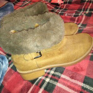 Brown boots with fur